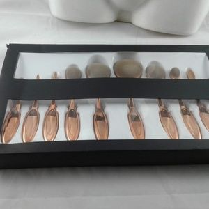 Oval makeup brushes